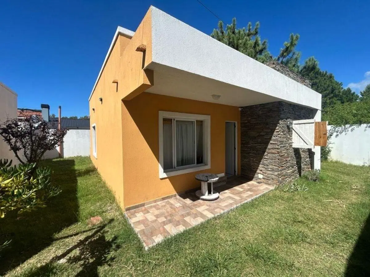 PH en Planta Baja - Casa tipo Chalet , con espacio guardacoche y parrilla sobre AMPLIO LOTE 1