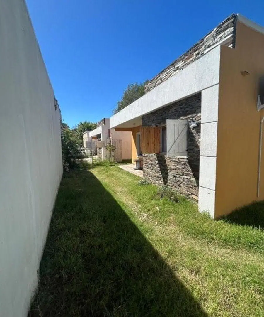 PH en Planta Baja - Casa tipo Chalet , con espacio guardacoche y parrilla sobre AMPLIO LOTE 2