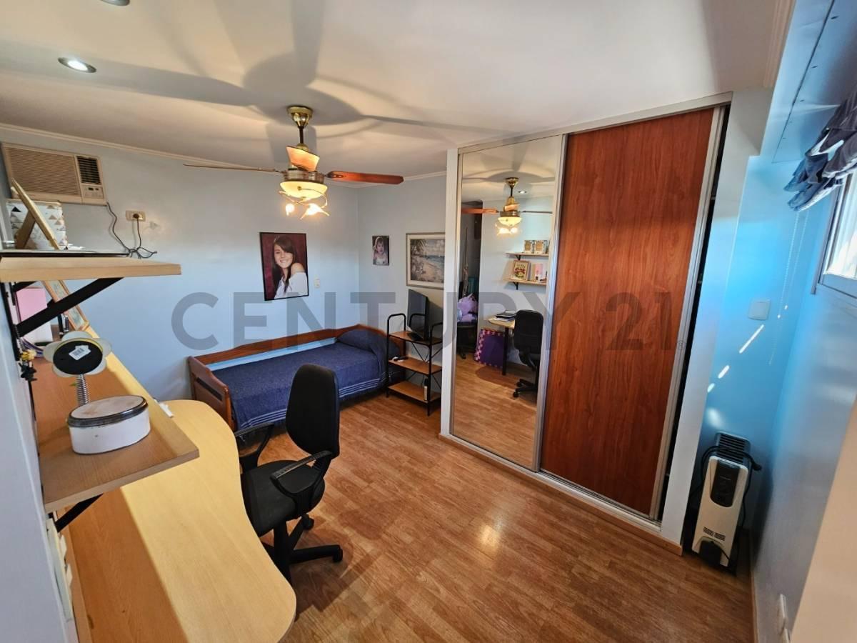 Venta Triplex 5 Ambientes con Triple Cochera, Patio y Pileta 3