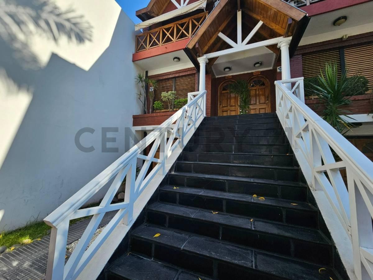 Venta Triplex 5 Ambientes con Triple Cochera, Patio y Pileta 4