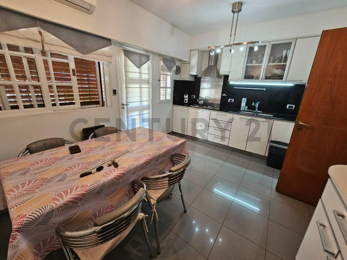 Venta Triplex 5 Ambientes con Triple Cochera, Patio y Pileta 2