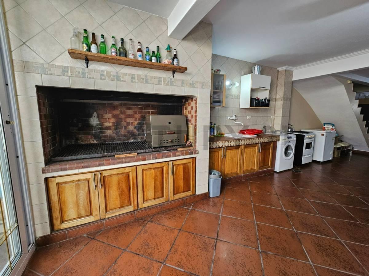 Venta Triplex 5 Ambientes con Triple Cochera, Patio y Pileta 5