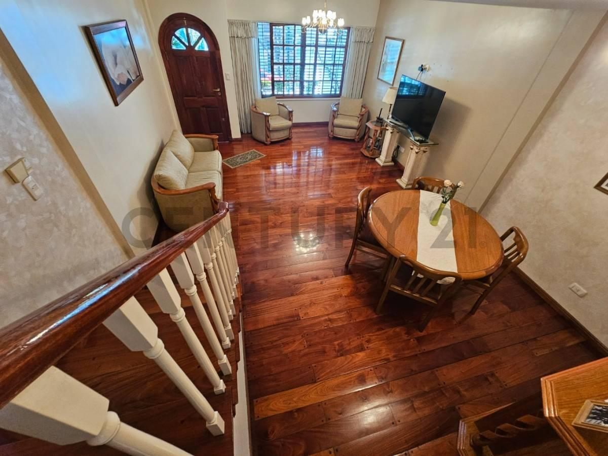 Venta Triplex 5 Ambientes con Triple Cochera, Patio y Pileta 1