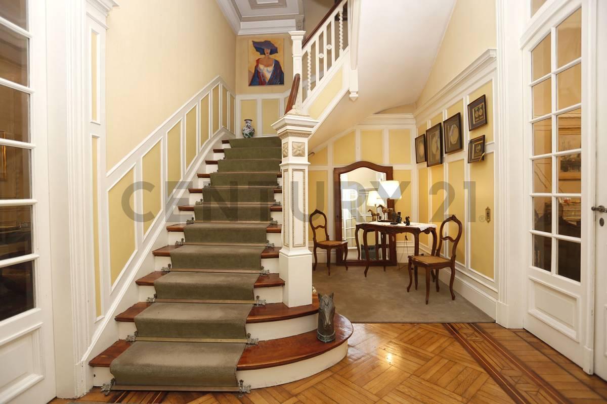 Century 21 Vende Hermosa Casa, Estilo Petit Hotel, en Lote Propio. Tiene Más de 6 Ambientes Ampl. 3