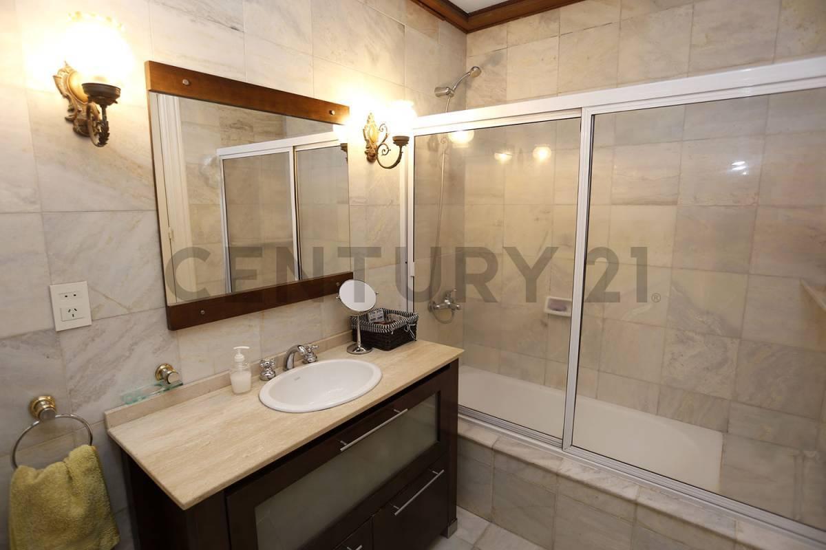 Century 21 Vende Hermosa Casa, Estilo Petit Hotel, en Lote Propio. Tiene Más de 6 Ambientes Ampl. 5