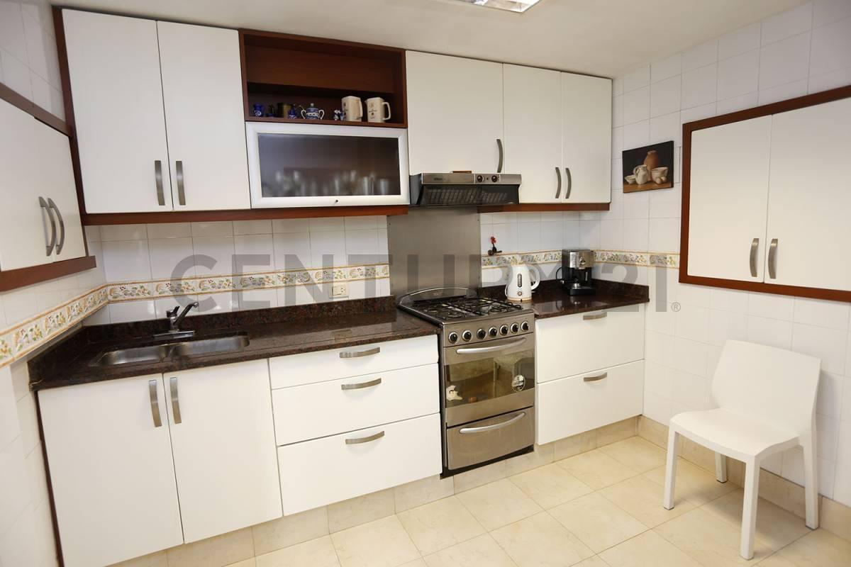 Century 21 Vende Hermosa Casa, Estilo Petit Hotel, en Lote Propio. Tiene Más de 6 Ambientes Ampl. 4