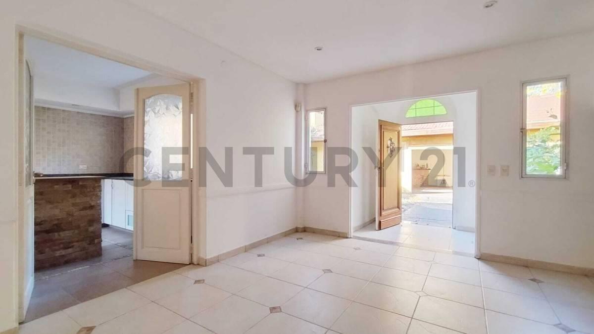 Venta Casa 3 1/2 Amb con Cochera Quincho y Parrilla en Castelar Sur 3