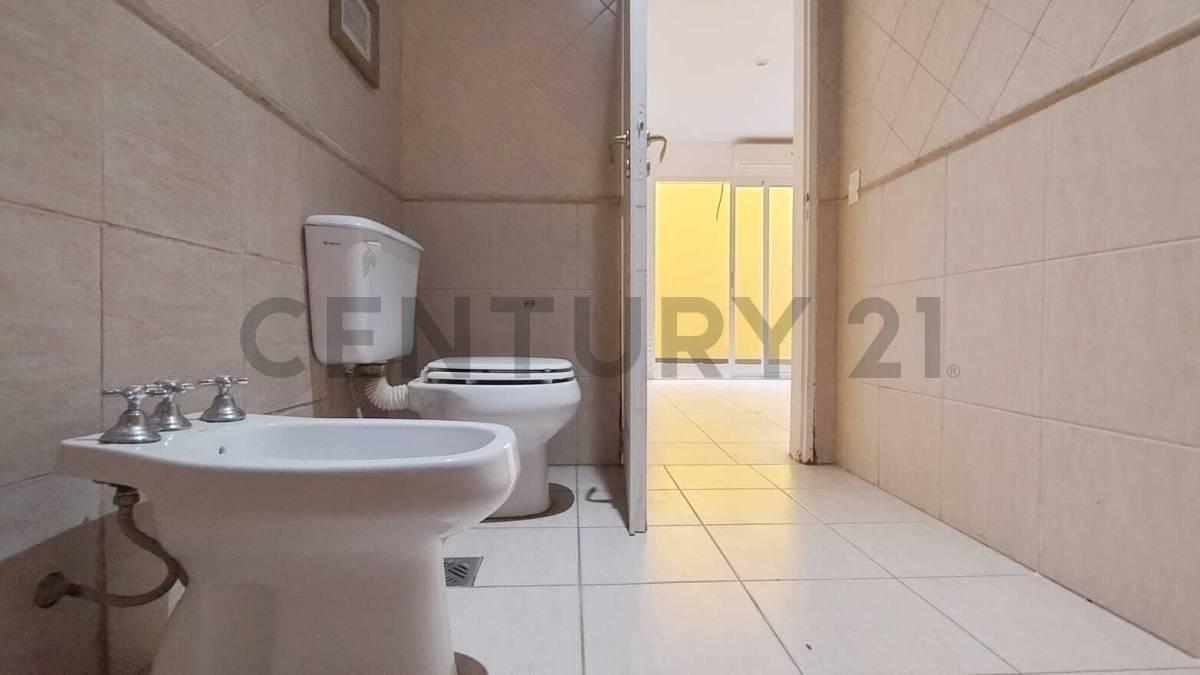 Venta Casa 3 1/2 Amb con Cochera Quincho y Parrilla en Castelar Sur 4