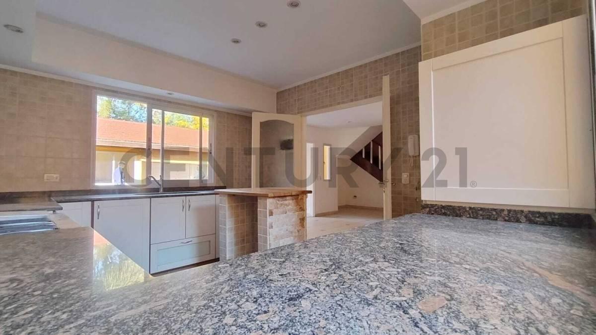 Venta Casa 3 1/2 Amb con Cochera Quincho y Parrilla en Castelar Sur 5