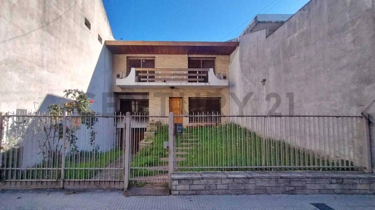 VENDE Amplia Residencia de 4 Ambientes con cochera y quincho en Villa Santa Rita