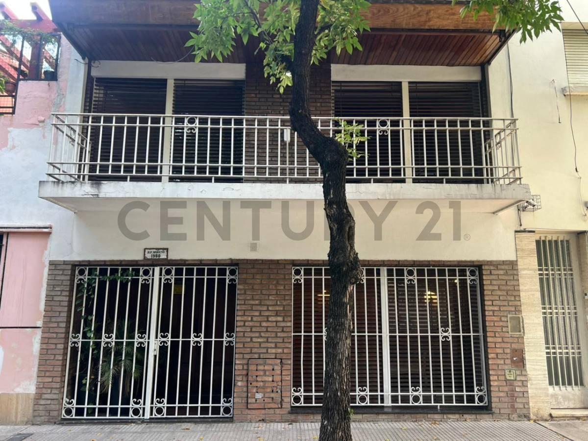 VENTA Casa 3 Ambientes + Escritorio- Parque Chacabuco- Cochera- Patio- Balcón-Terraza - Parrilla-Apt