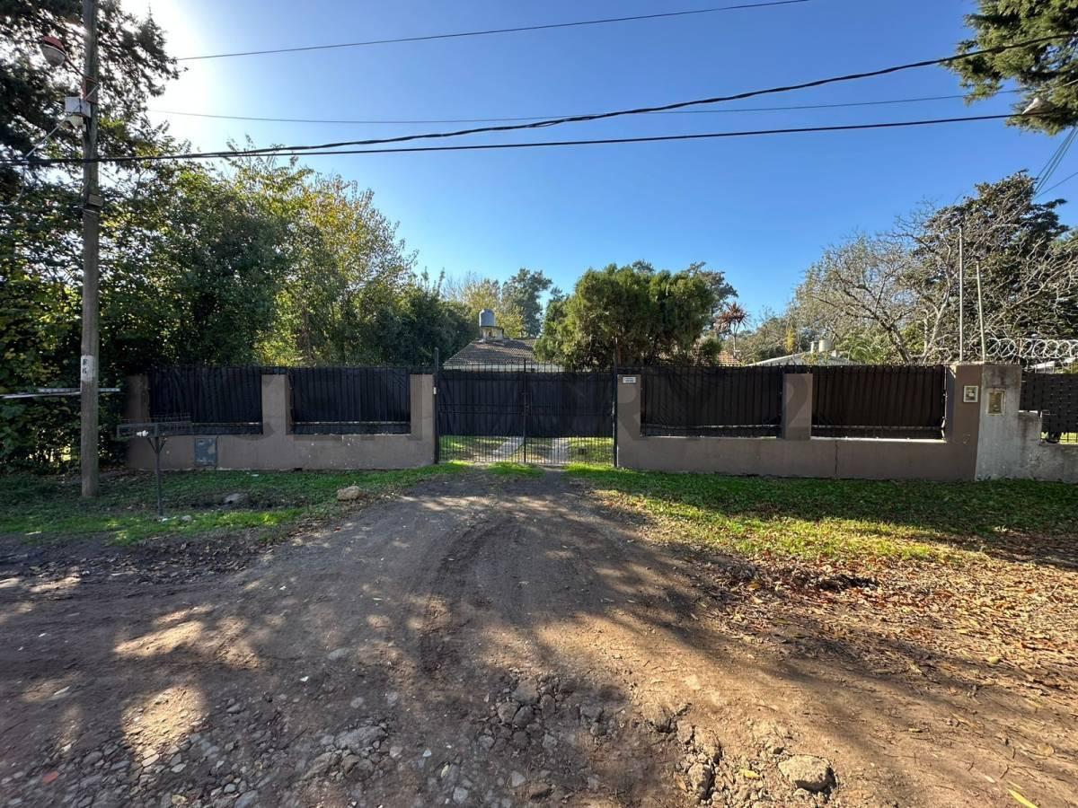 VENTA Impecable Casa Quinta de 5 Ambientes con Gran Parque, Galería y Piscina en Moreno