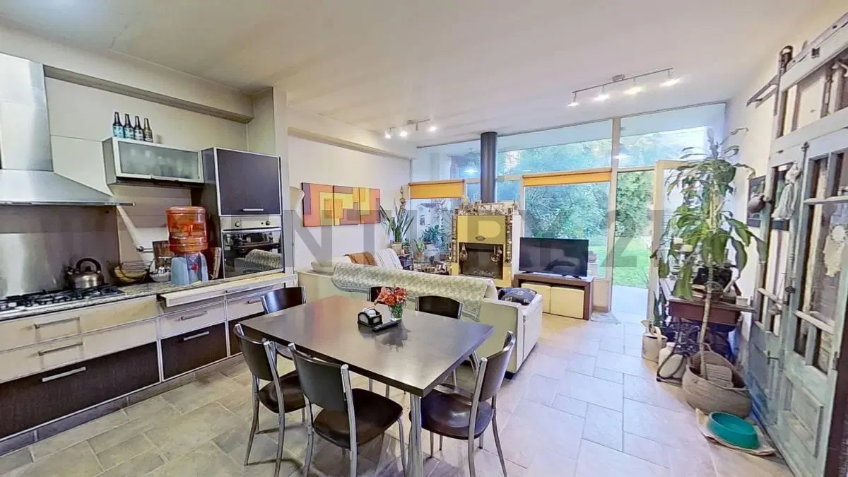 IMPONENTE CASA DE 5 AMBIENTES + ESCRITORIO, COCHERA DOBLE, PISCINA Y FONDO LIBRE 3
