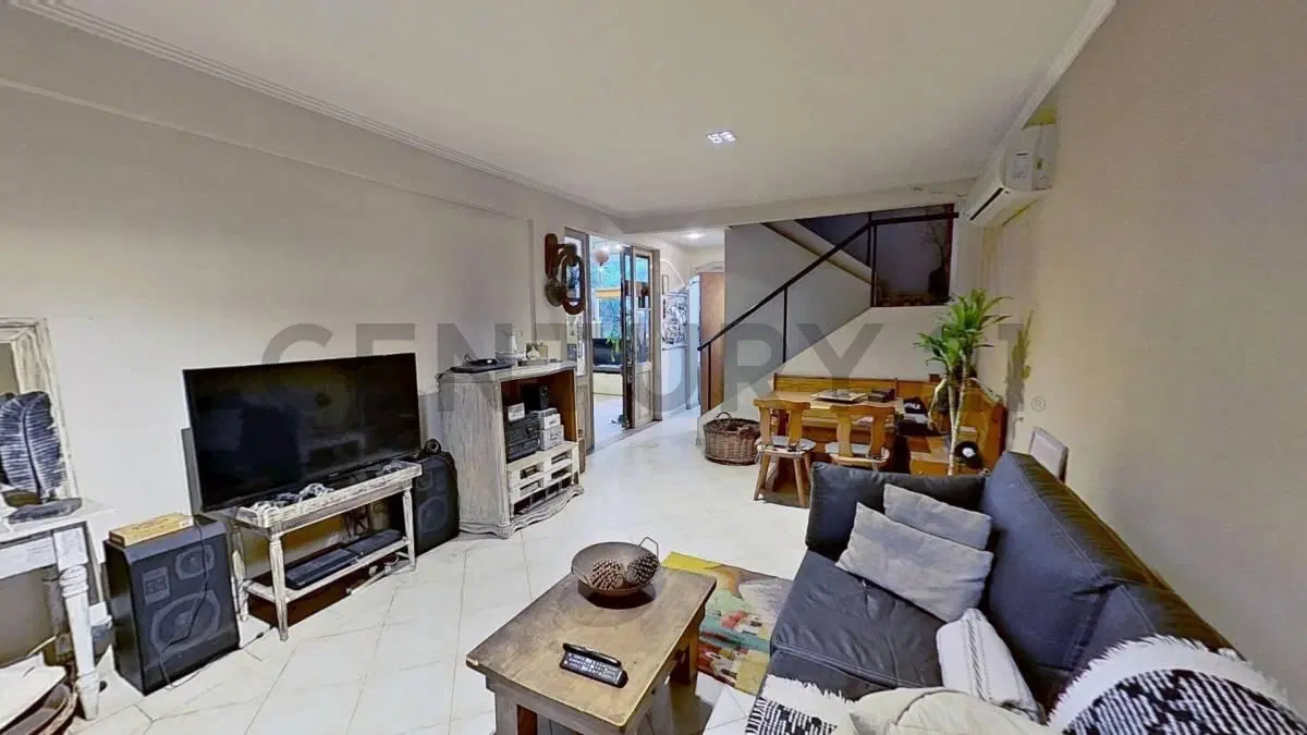 IMPONENTE CASA DE 5 AMBIENTES + ESCRITORIO, COCHERA DOBLE, PISCINA Y FONDO LIBRE 2
