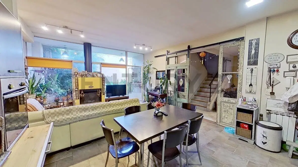 IMPONENTE CASA DE 5 AMBIENTES + ESCRITORIO, COCHERA DOBLE, PISCINA Y FONDO LIBRE 4