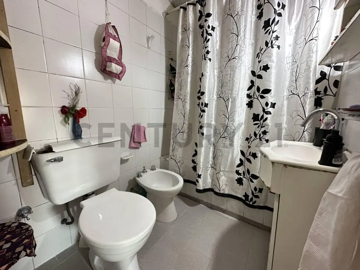 VENDE Excelente Departamento de 4 Ambientes con Balcón al Frente - La Boca 3