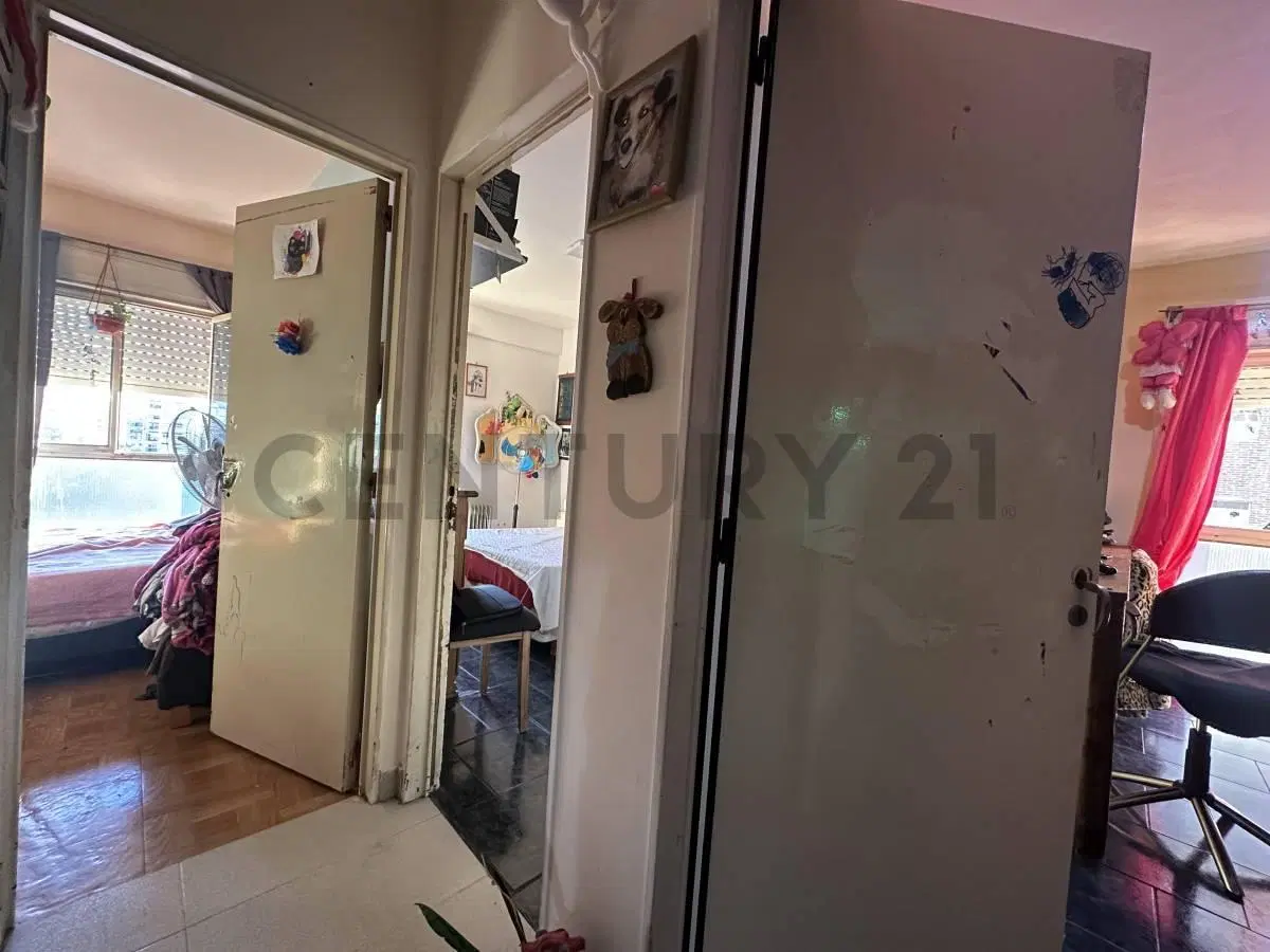 VENDE Excelente Departamento de 4 Ambientes con Balcón al Frente - La Boca 2
