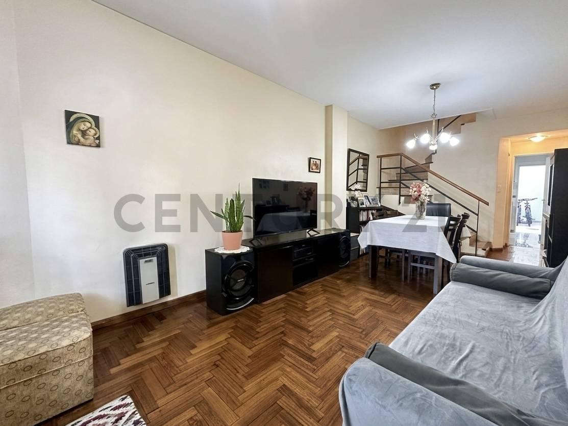 Foto de TRÍPLEX 4 AMBIENTES CON COCHERA, PATIO, TERRAZA Y BALCÓN EN PLAZA, imagen 2