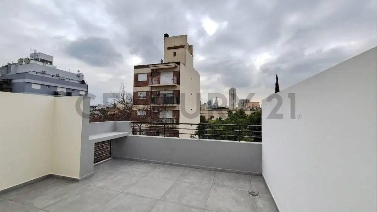 Venta Ambiente y medio CON BALCÓN aterrazado al frente 2