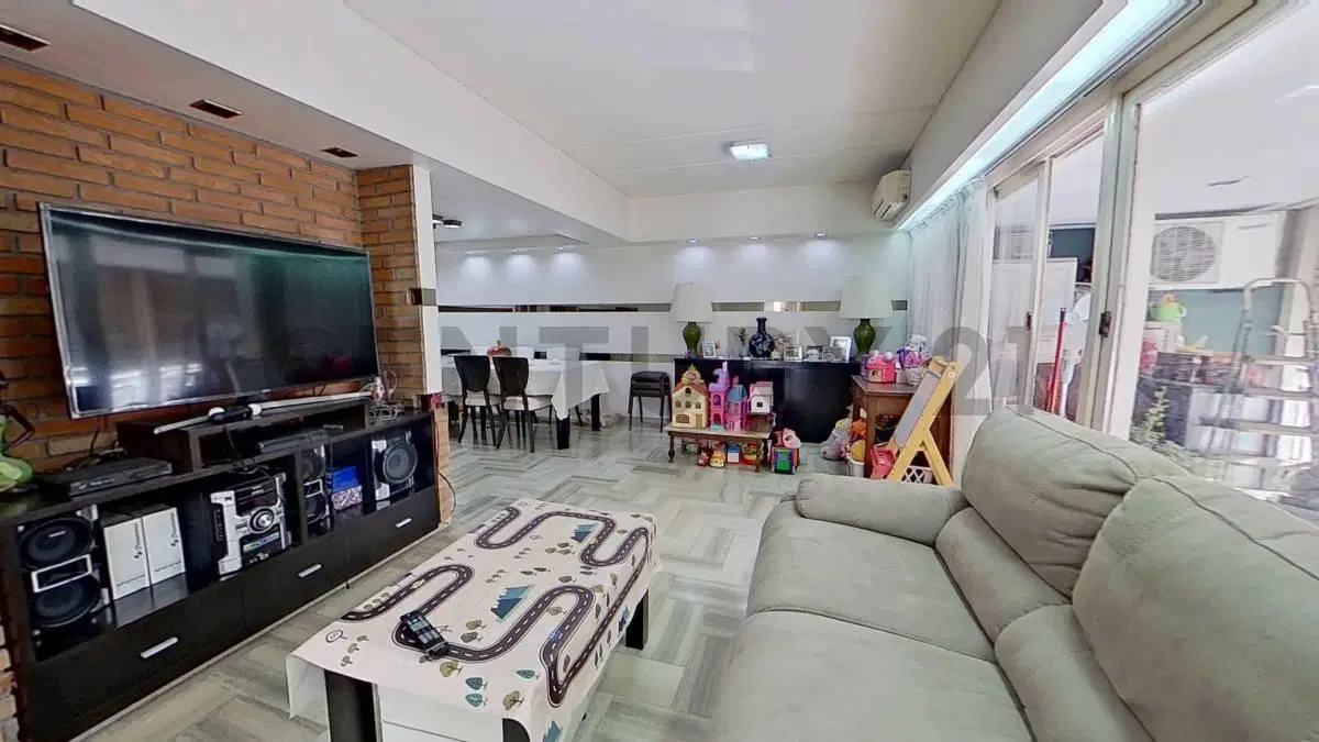 VENTA departamento al frente de 4 ambientes con palier privado, gran balcón, cochera y baulera 2