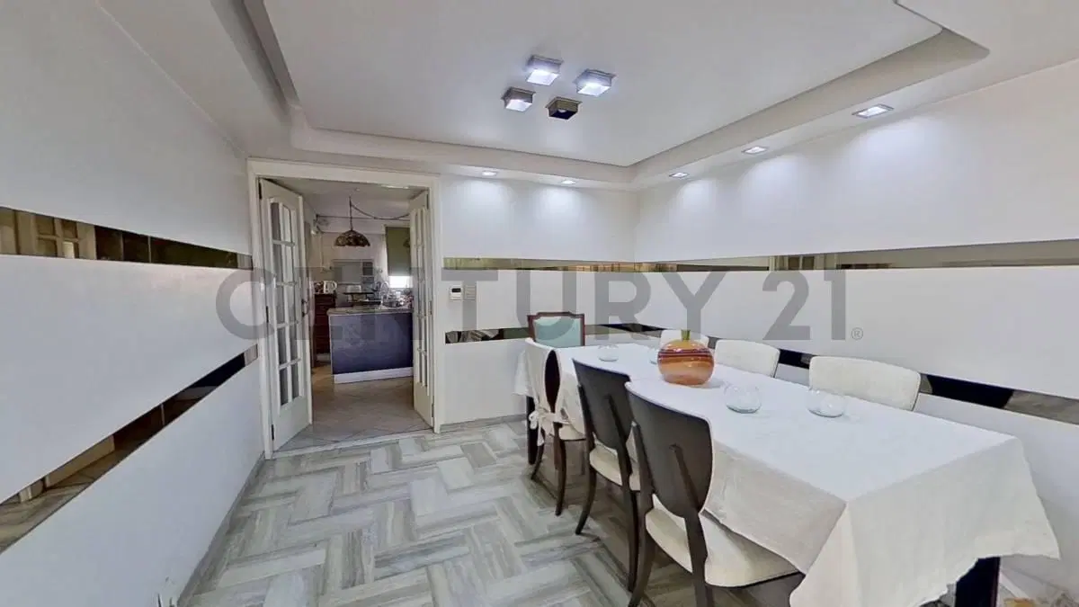 VENTA departamento al frente de 4 ambientes con palier privado, gran balcón, cochera y baulera 5