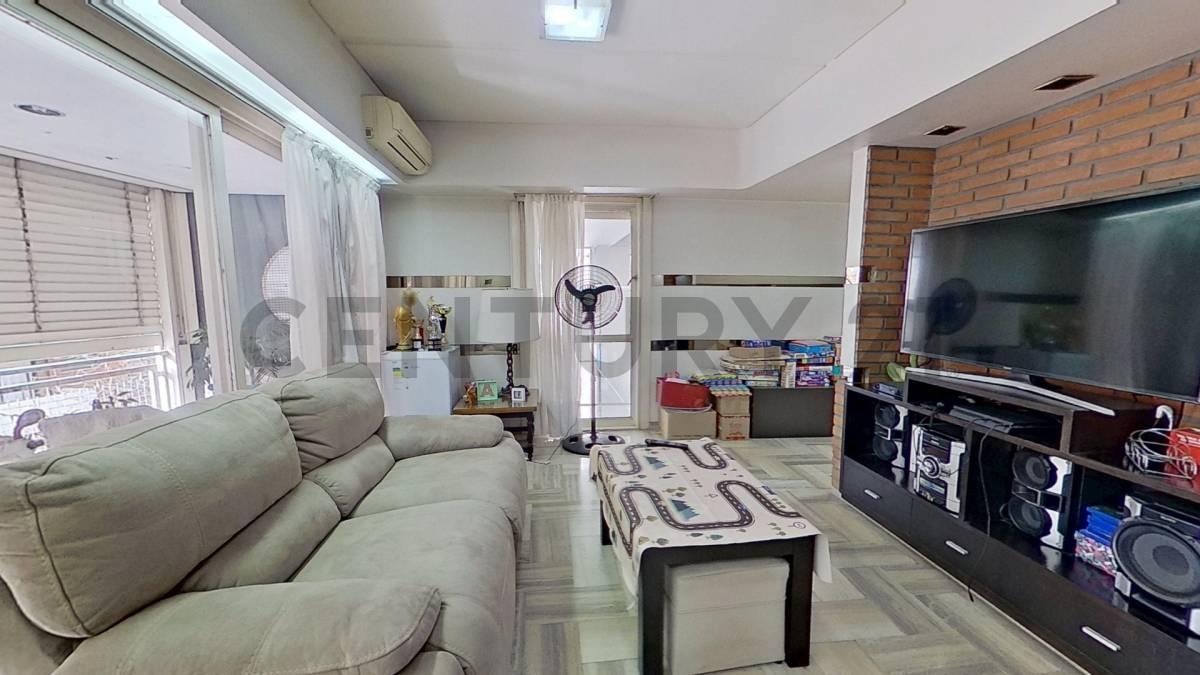 VENTA departamento al frente de 4 ambientes con palier privado, gran balcón, cochera y baulera