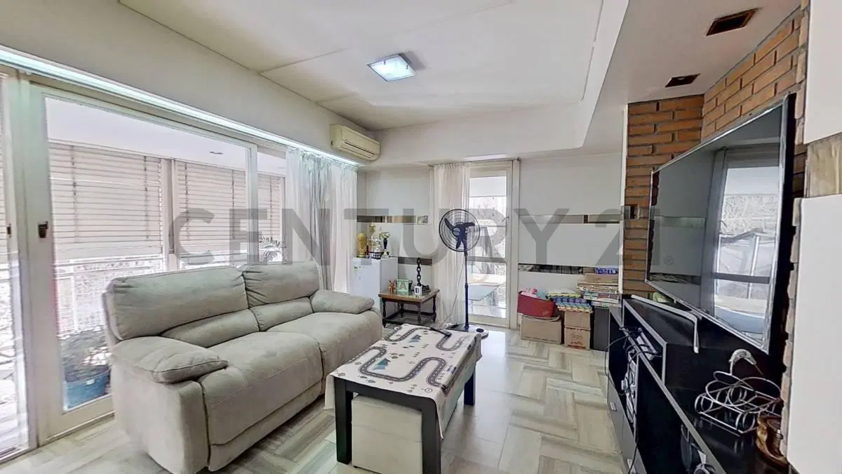 VENTA departamento al frente de 4 ambientes con palier privado, gran balcón, cochera y baulera 4