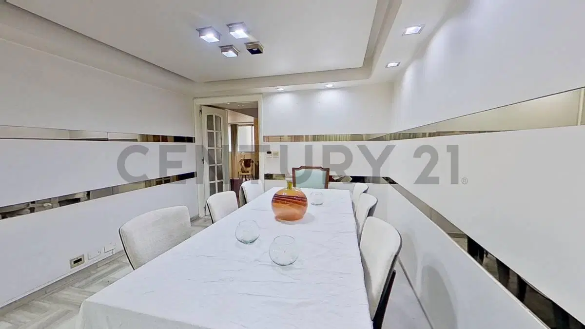 VENTA departamento al frente de 4 ambientes con palier privado, gran balcón, cochera y baulera 3