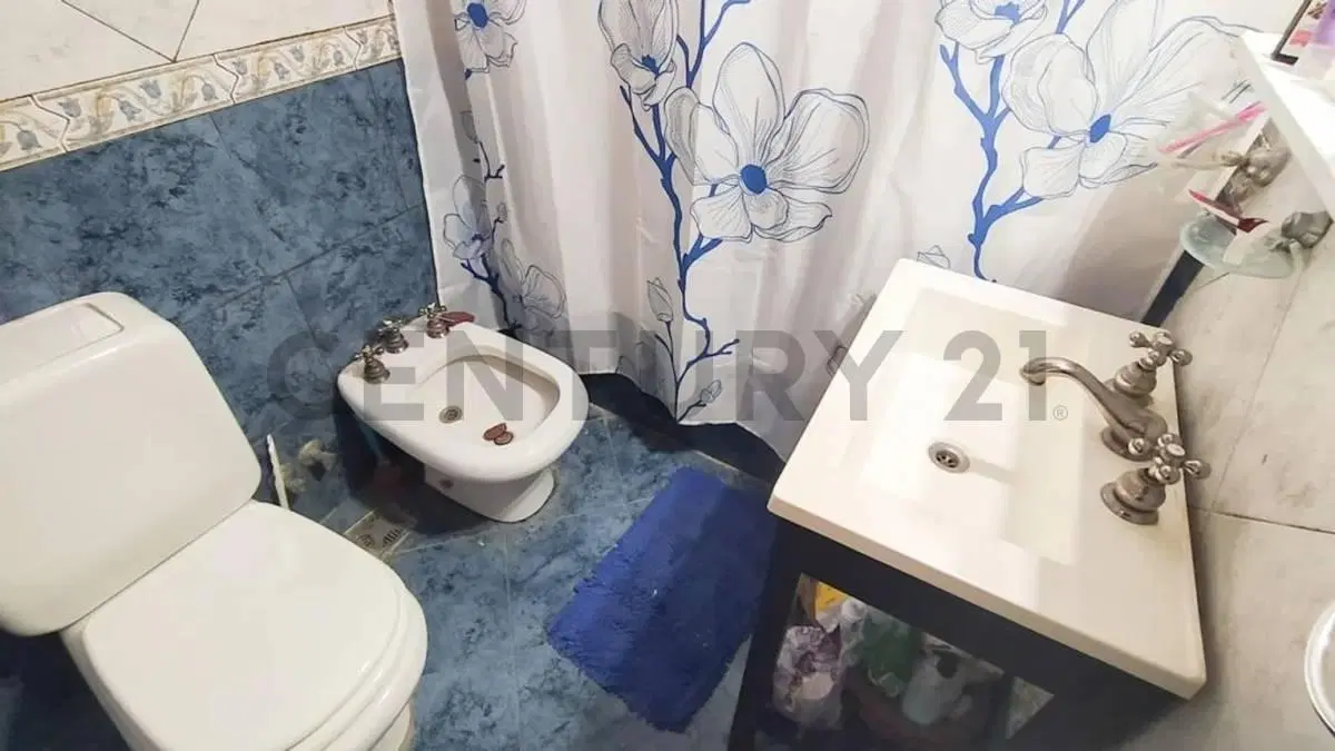 VENTA DE 1 PH O 2 EN EL MISMO LOTE S/EXPENSAS  2 FLIAS CON COCHERAS OPORTUNIDAD!!!!!MULTIFAMILIAR 4