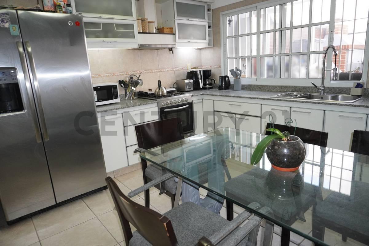 Foto de FLORES - EXCELENTE PH TRÍPLEX DE 5 AMBIENTES CON COCHERA, PATIO Y, imagen 4