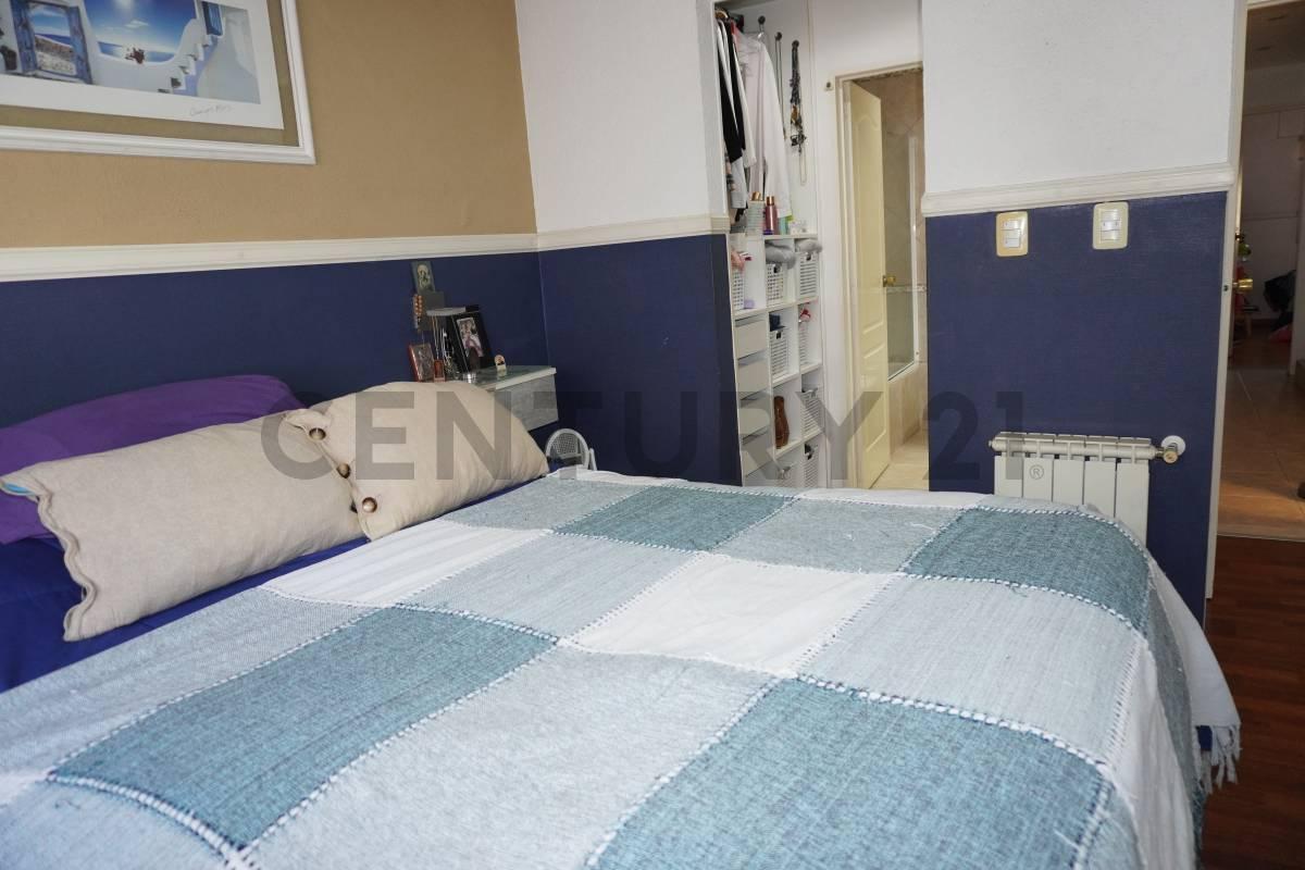 Foto de FLORES - EXCELENTE PH TRÍPLEX DE 5 AMBIENTES CON COCHERA, PATIO Y, imagen 5