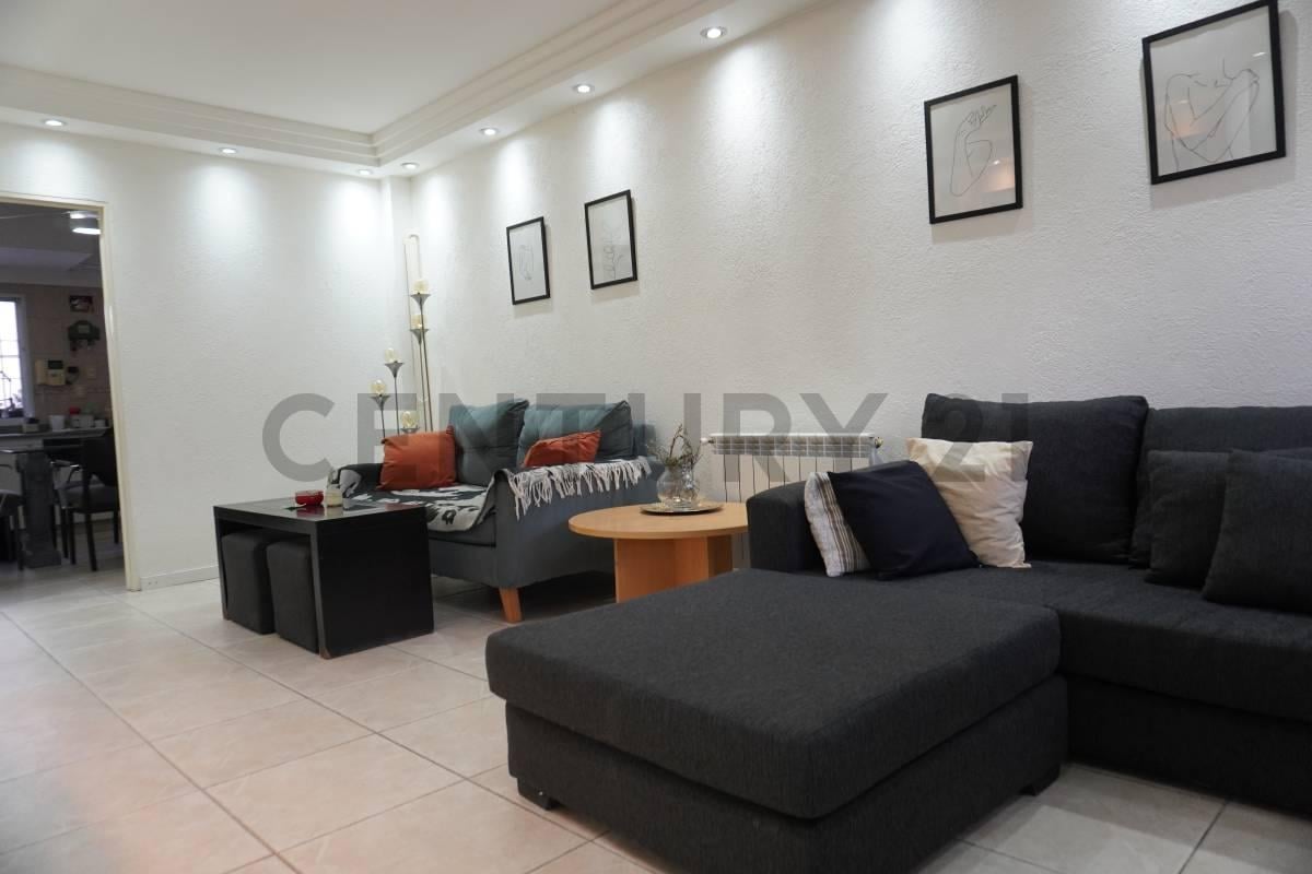 Foto de FLORES - EXCELENTE PH TRÍPLEX DE 5 AMBIENTES CON COCHERA, PATIO Y, imagen 2