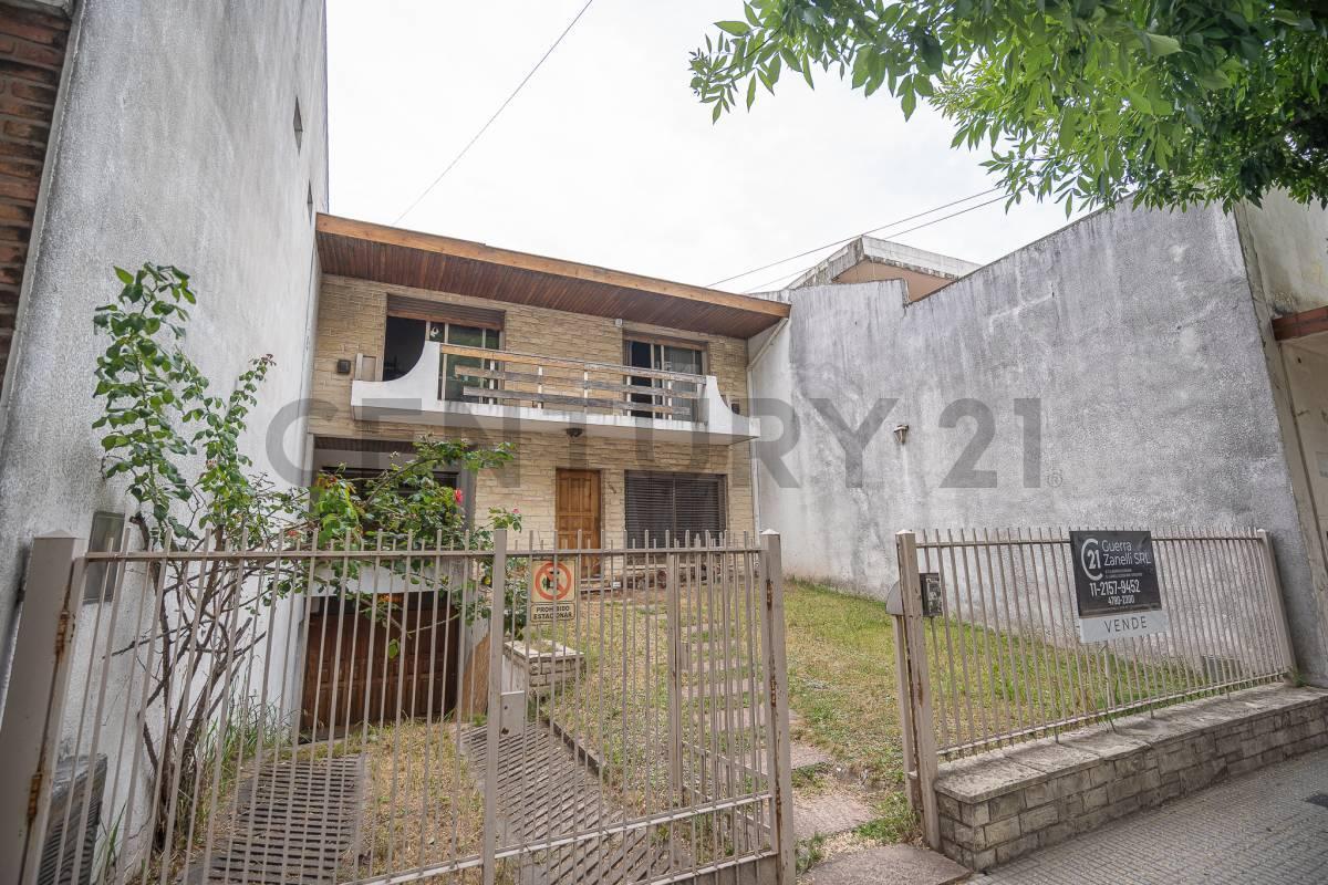Foto de VENDE Amplia Residencia de 4 Ambientes con cochera y quincho en Villa, imagen 1