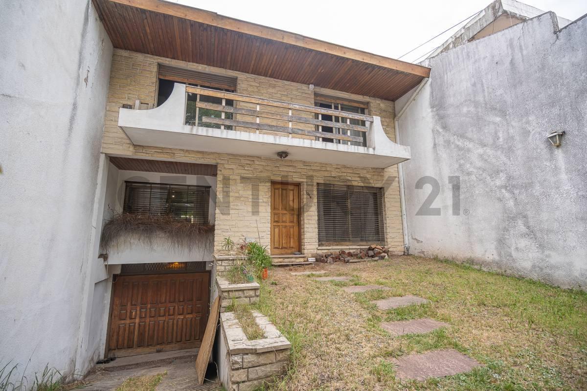 Foto de VENDE Amplia Residencia de 4 Ambientes con cochera y quincho en Villa, imagen 2