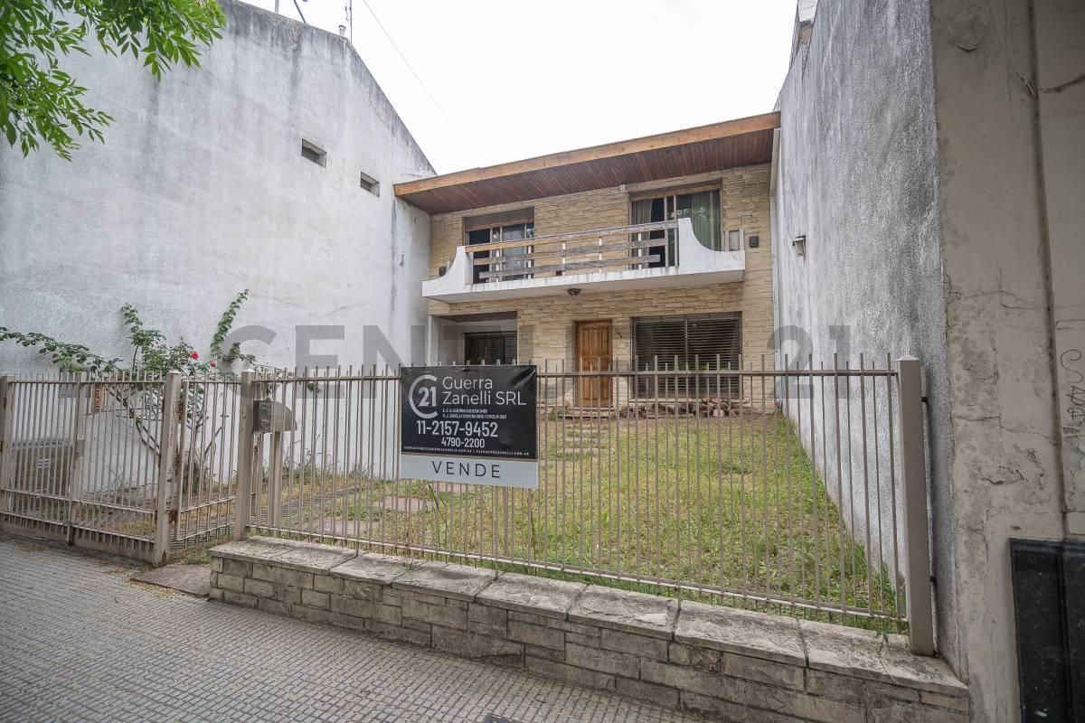 Foto de VENDE Amplia Residencia de 4 Ambientes con cochera y quincho en Villa, imagen 5