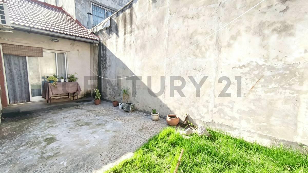 Foto de Venta PH a Refaccionar con Amplio Patio y 3 Dormitorios – Villa Luro, imagen 3