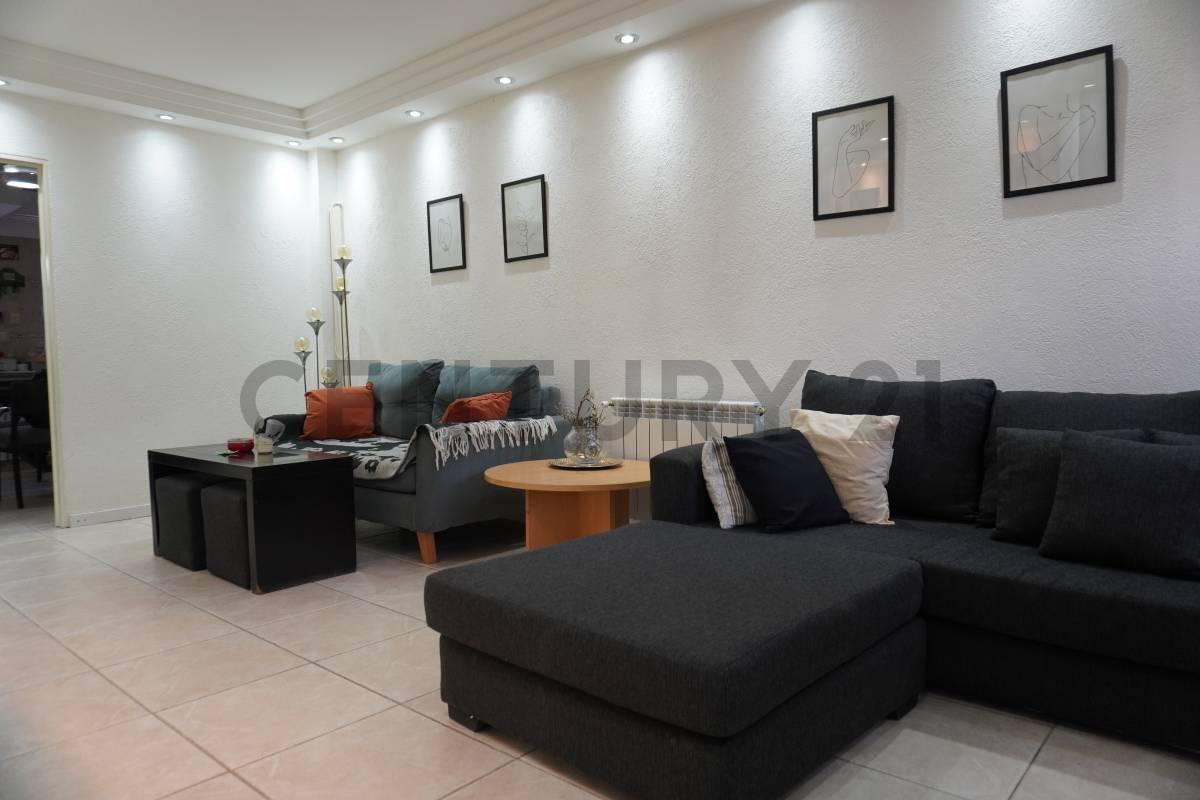 Foto de FLORES - EXCELENTE PH TRÍPLEX DE 5 AMBIENTES CON COCHERA, PATIO Y, imagen 1