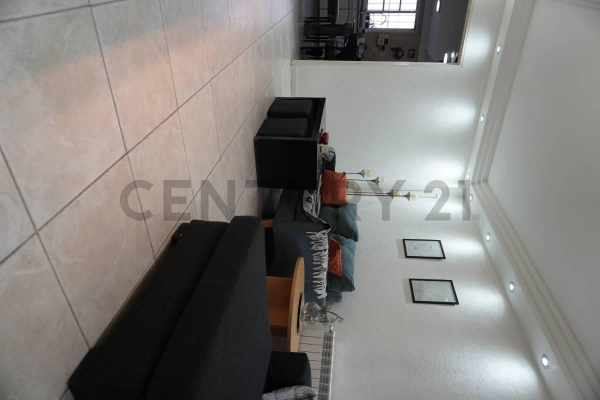 Foto de FLORES - EXCELENTE PH TRÍPLEX DE 5 AMBIENTES CON COCHERA, PATIO Y, imagen 3
