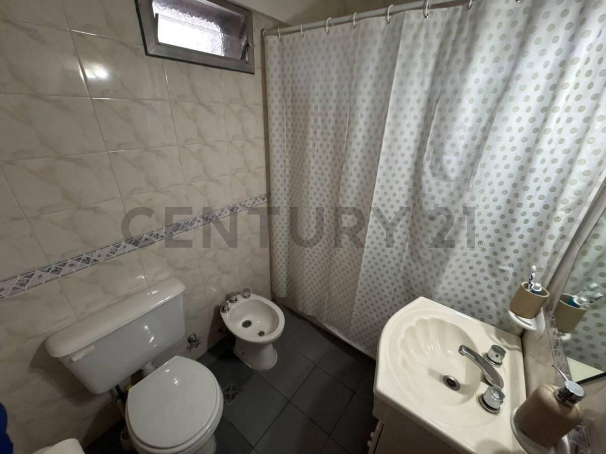 Foto de Venta 2 ambientes con balcón corrido - Piso 8 al frente en Villa Urquiza, imagen 2