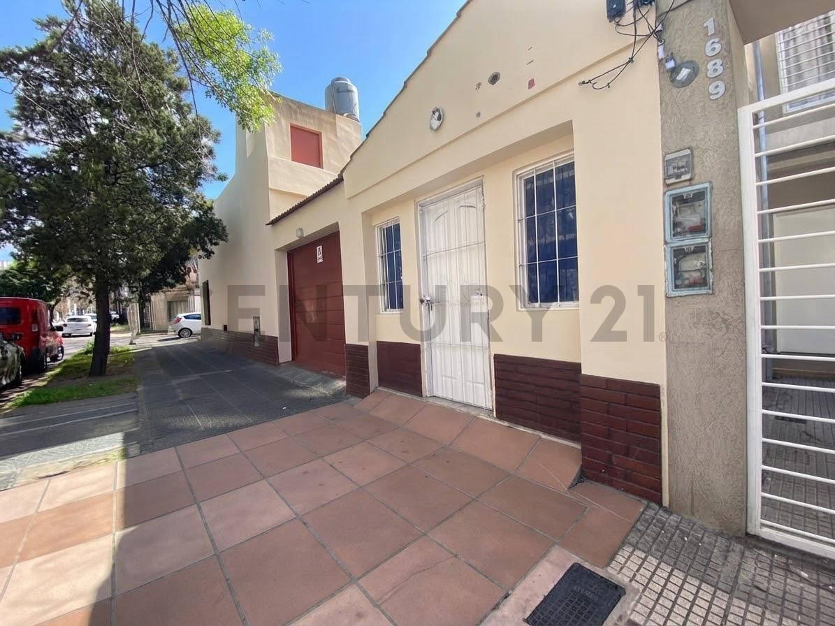 Foto de ¡OPORTUNIDAD ÚNICA! Casa 3 ambientes + 2 departamentos con renta, imagen 3