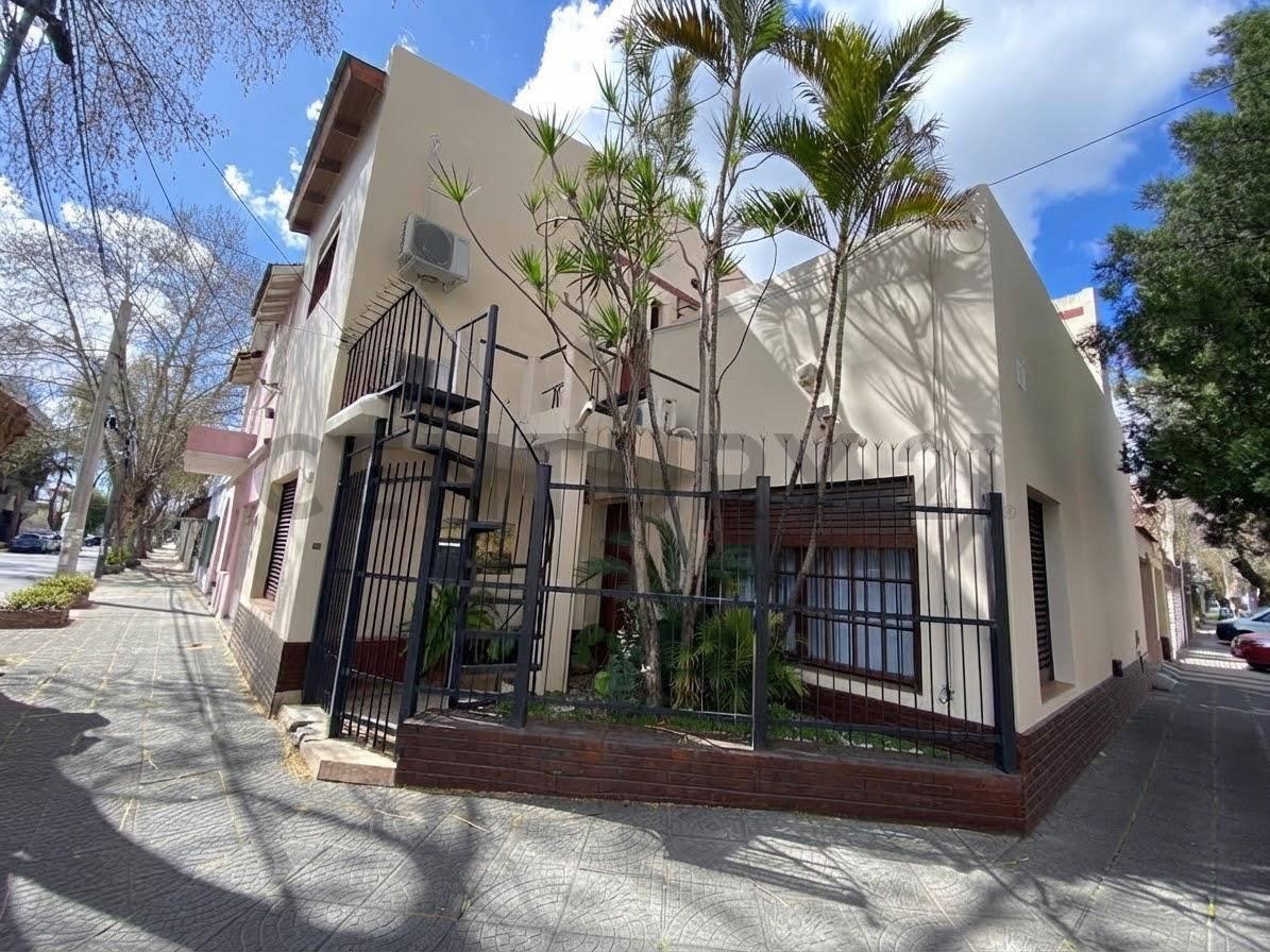 Foto de ¡OPORTUNIDAD ÚNICA! Casa 3 ambientes + 2 departamentos con renta, imagen 2