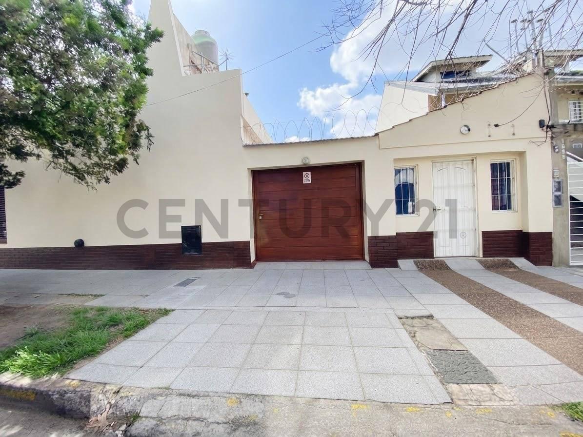 Foto de ¡OPORTUNIDAD ÚNICA! Casa 3 ambientes + 2 departamentos con renta, imagen 4