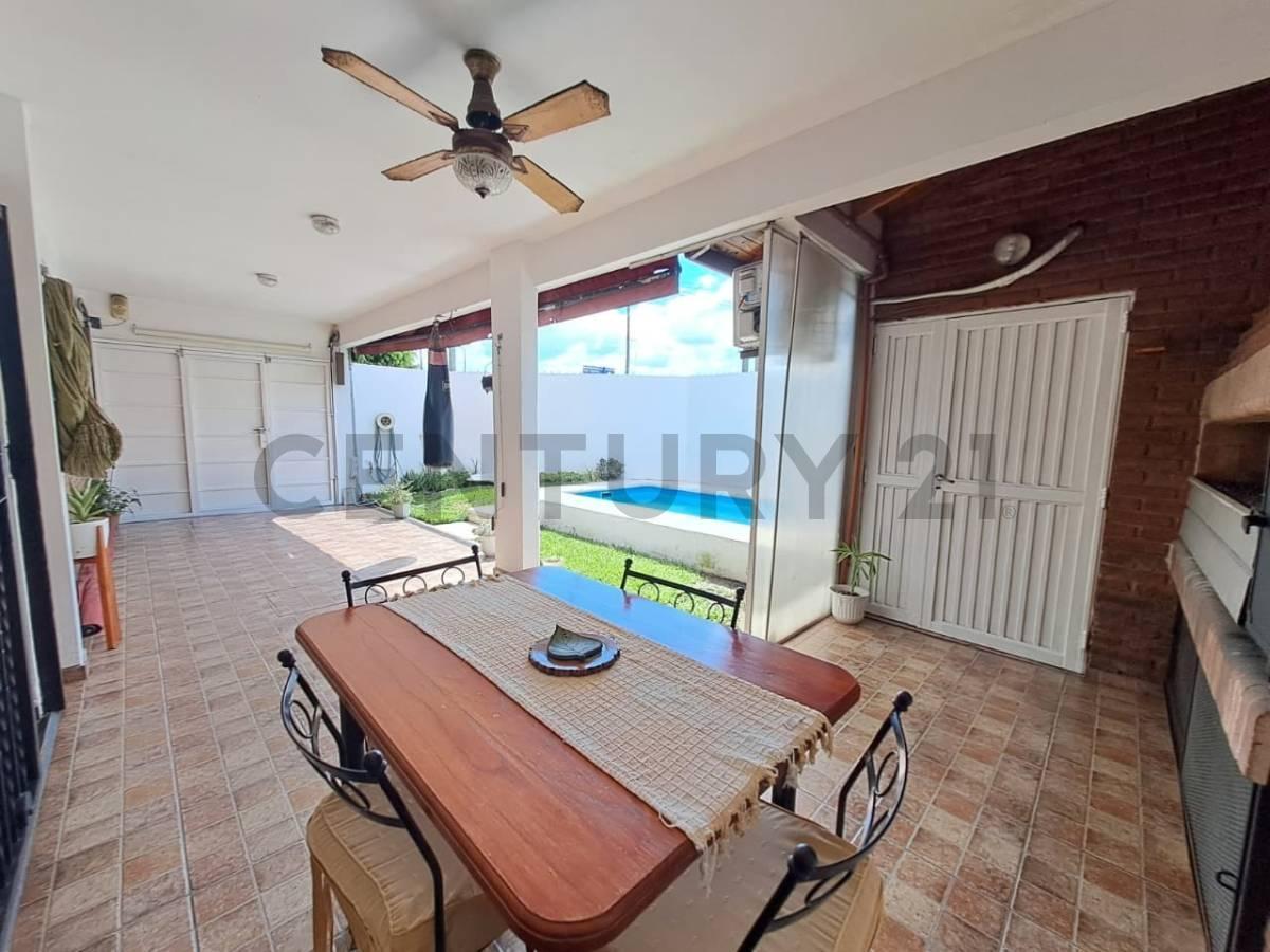 Foto de Venta Casa 4 ambientes con pileta y cochera en San Justo, imagen 2