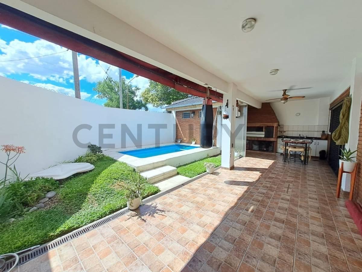 Foto de Venta Casa 4 ambientes con pileta y cochera en San Justo, imagen 1