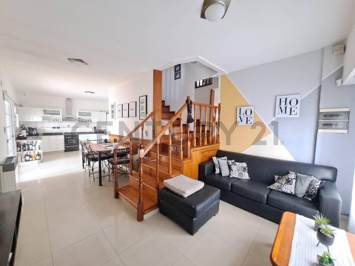 Foto de Venta Casa 4 ambientes con pileta y cochera en San Justo, imagen 3