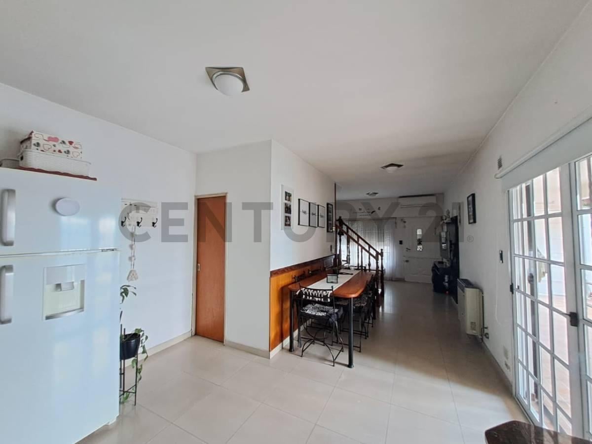 Foto de Venta Casa 4 ambientes con pileta y cochera en San Justo, imagen 4