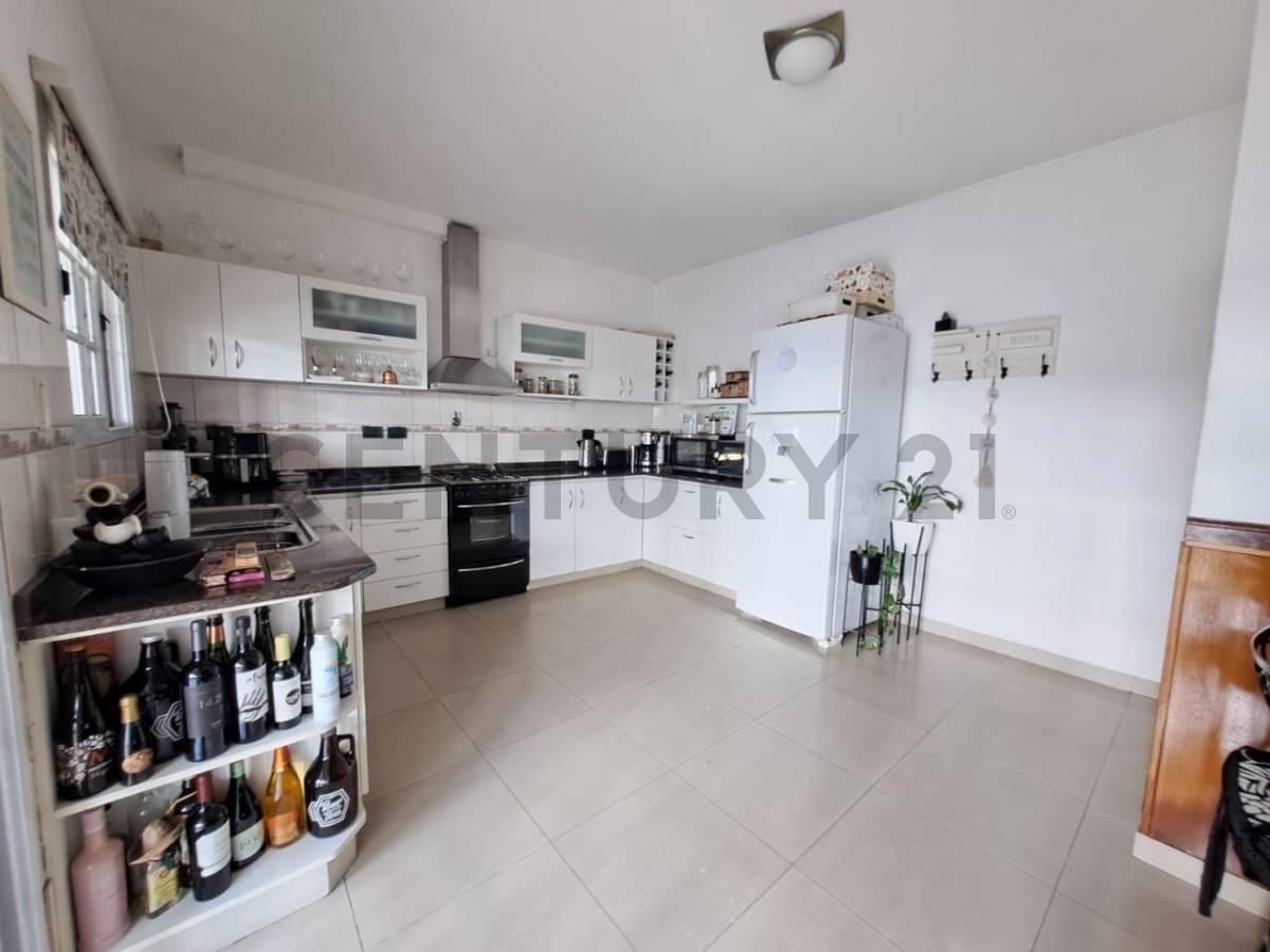 Foto de Venta Casa 4 ambientes con pileta y cochera en San Justo, imagen 5