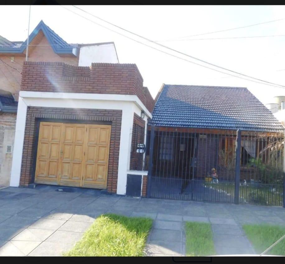 Foto de VENDE CASA 4 AMBIENTES CON PILETA, QUINCHO/MONOAMBIENTE Y DOBLE GARAJE, imagen 2