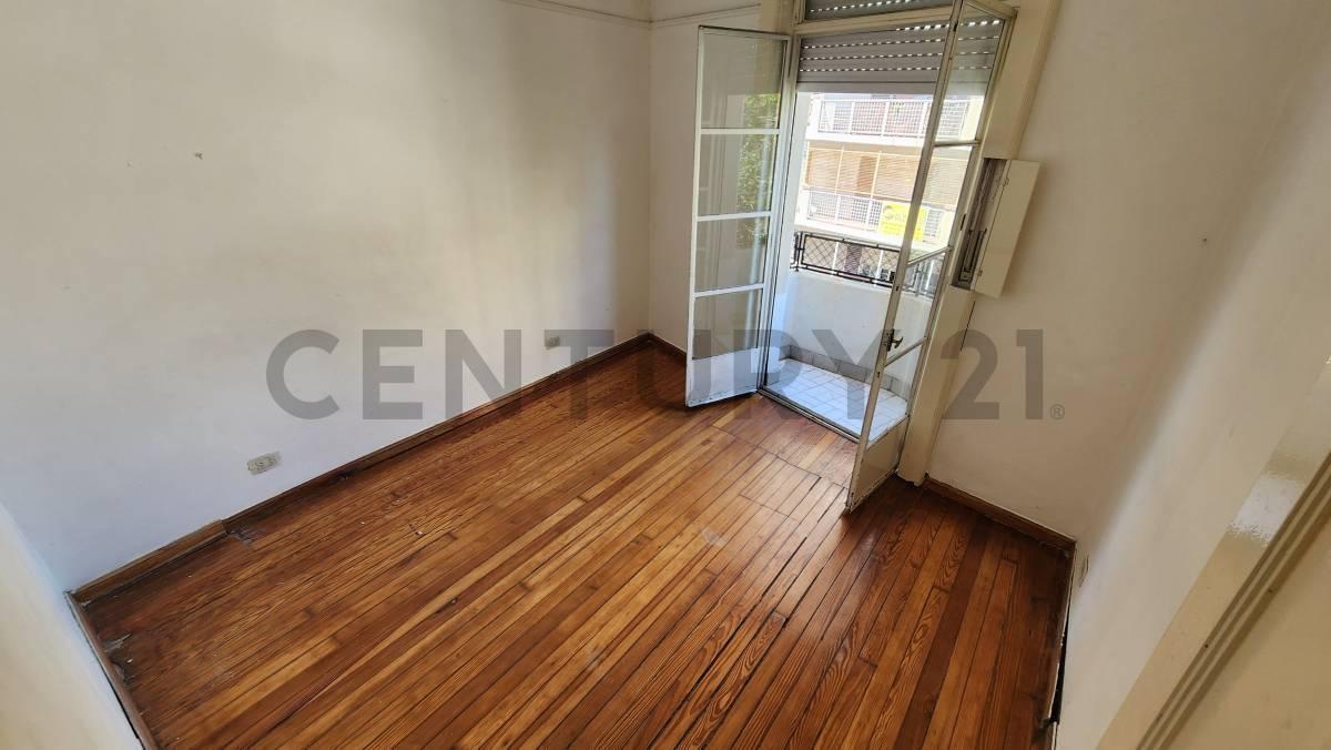 ¡Departamento de 3 Ambientes a Reciclar con Balcón! 3