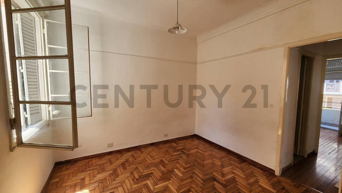 ¡Departamento de 3 Ambientes a Reciclar con Balcón! 4